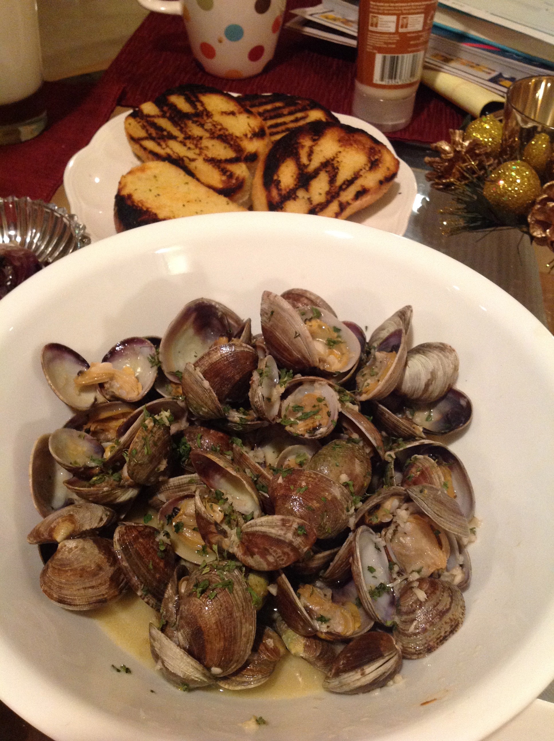 clams in white wine and garlic sauce;garlic bread