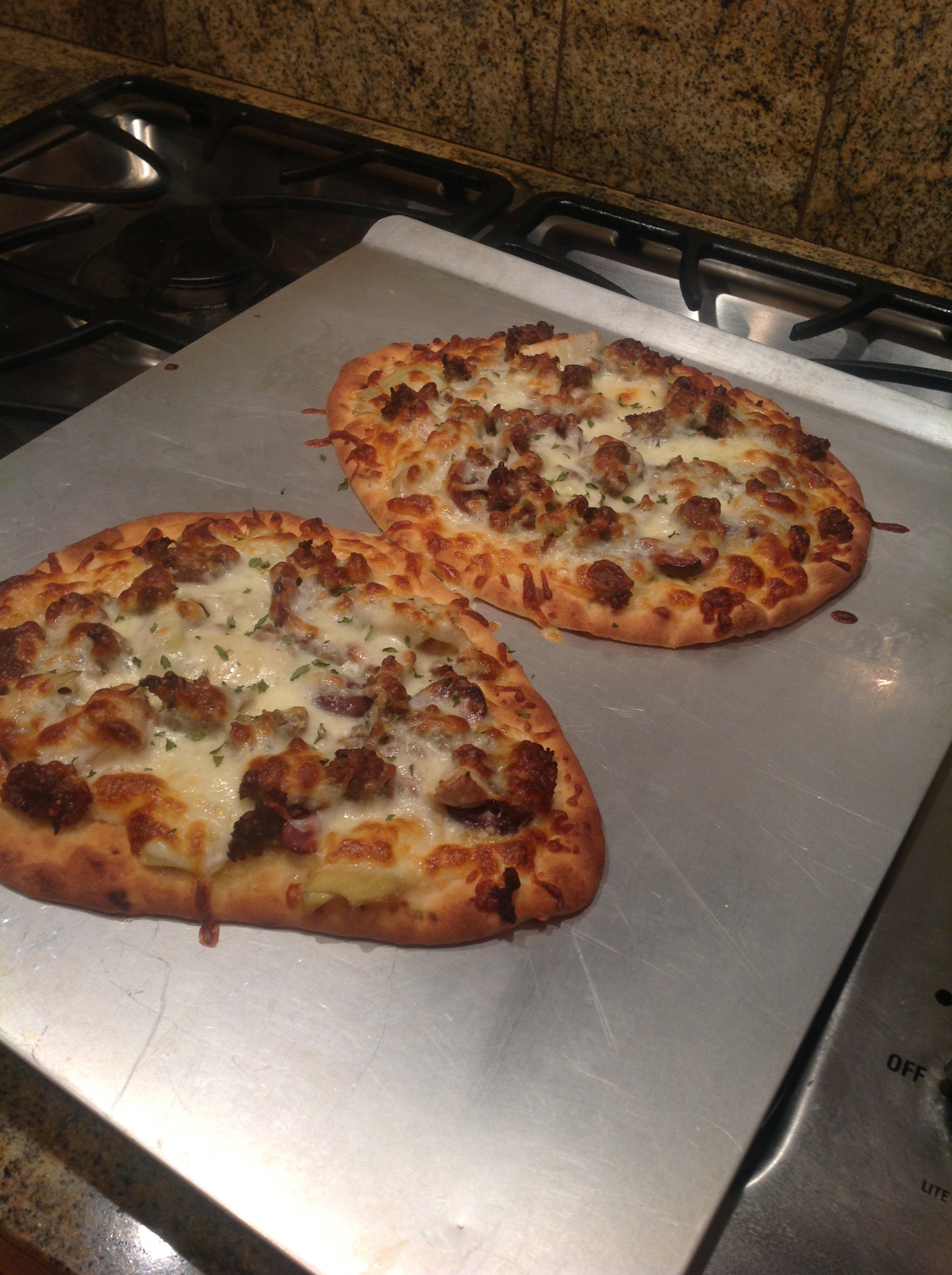 flatbread pizza (sausage,olives,artichoke)