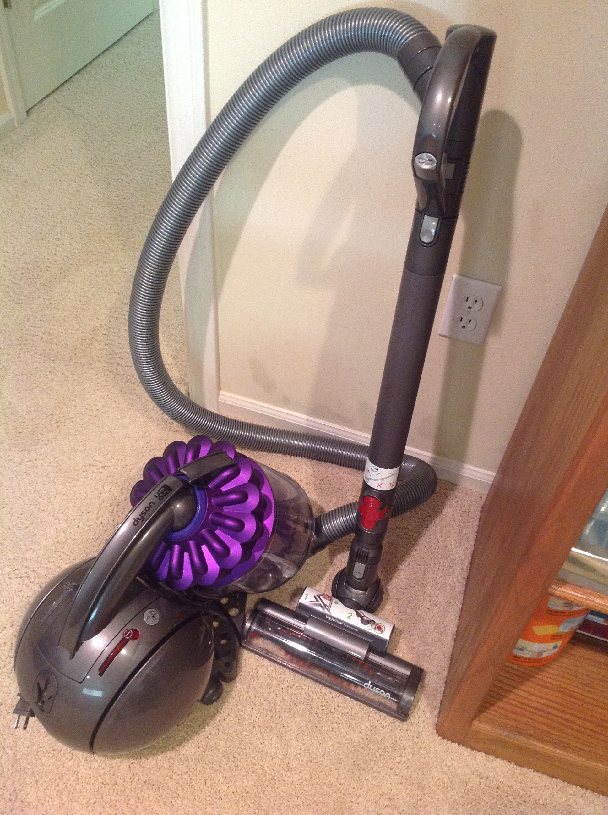 I finally got another vacuum cleaner for our 2nd floor. It's a Dyson DC39  multi floor vacuum. 