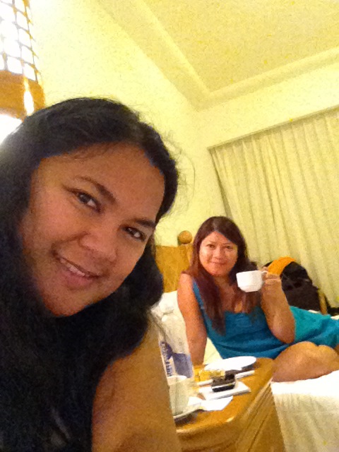 hotel room selfie with sis